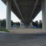 Questa volta invece lo incontriamo mentre si d� da fare in via Crispi, all�interno di uno spazio recintato a pochi passi dai pilastri del ponte Adriatico